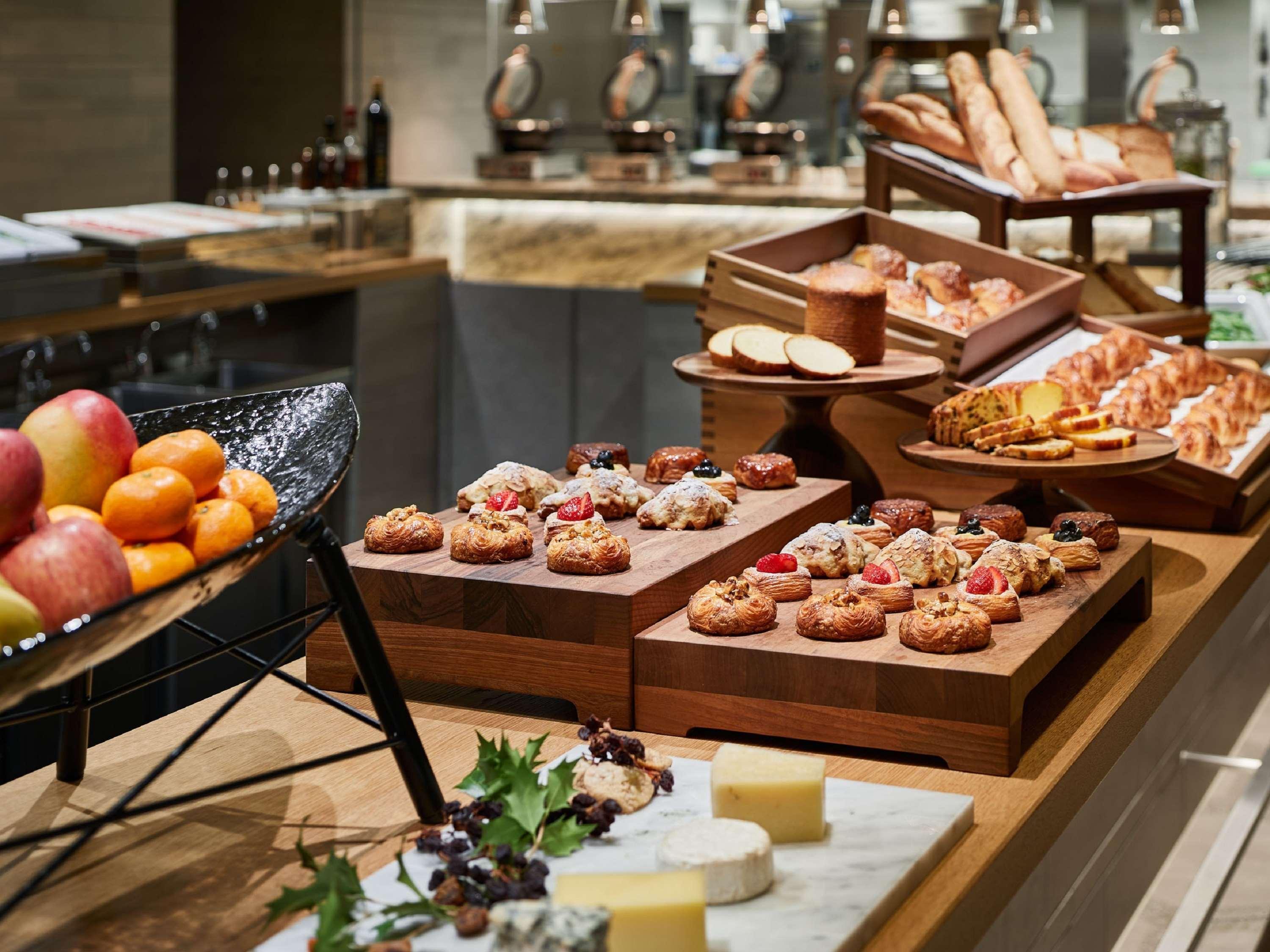 เดอะ เทาแซนด์ เกียวโต Hotel ภายนอก รูปภาพ A buffet at a hotel