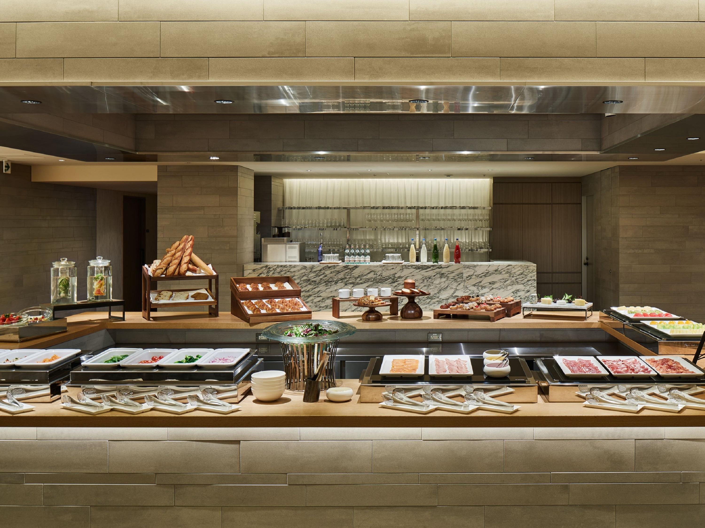 เดอะ เทาแซนด์ เกียวโต Hotel ภายนอก รูปภาพ A buffet at a hotel
