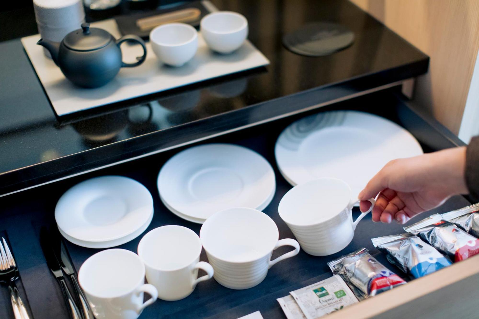 เดอะ เทาแซนด์ เกียวโต Hotel ภายนอก รูปภาพ A drawer filled with tableware