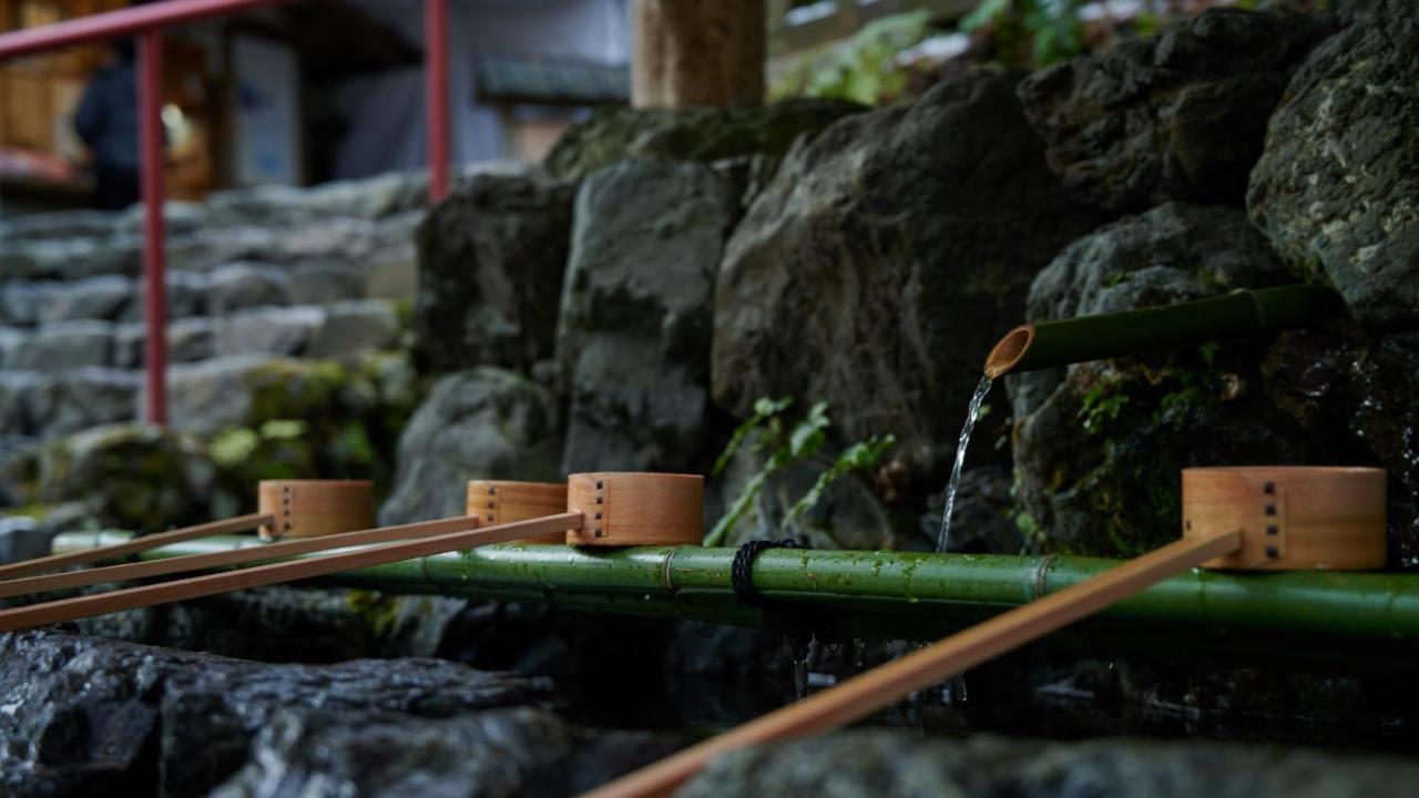 เดอะ เทาแซนด์ เกียวโต Hotel ภายนอก รูปภาพ A tsukubai at a shrine
